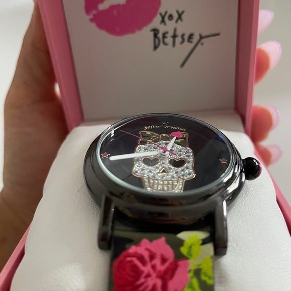 Betsy Johnson skull camo/rose watch timepiece - Picture 4 of 8
